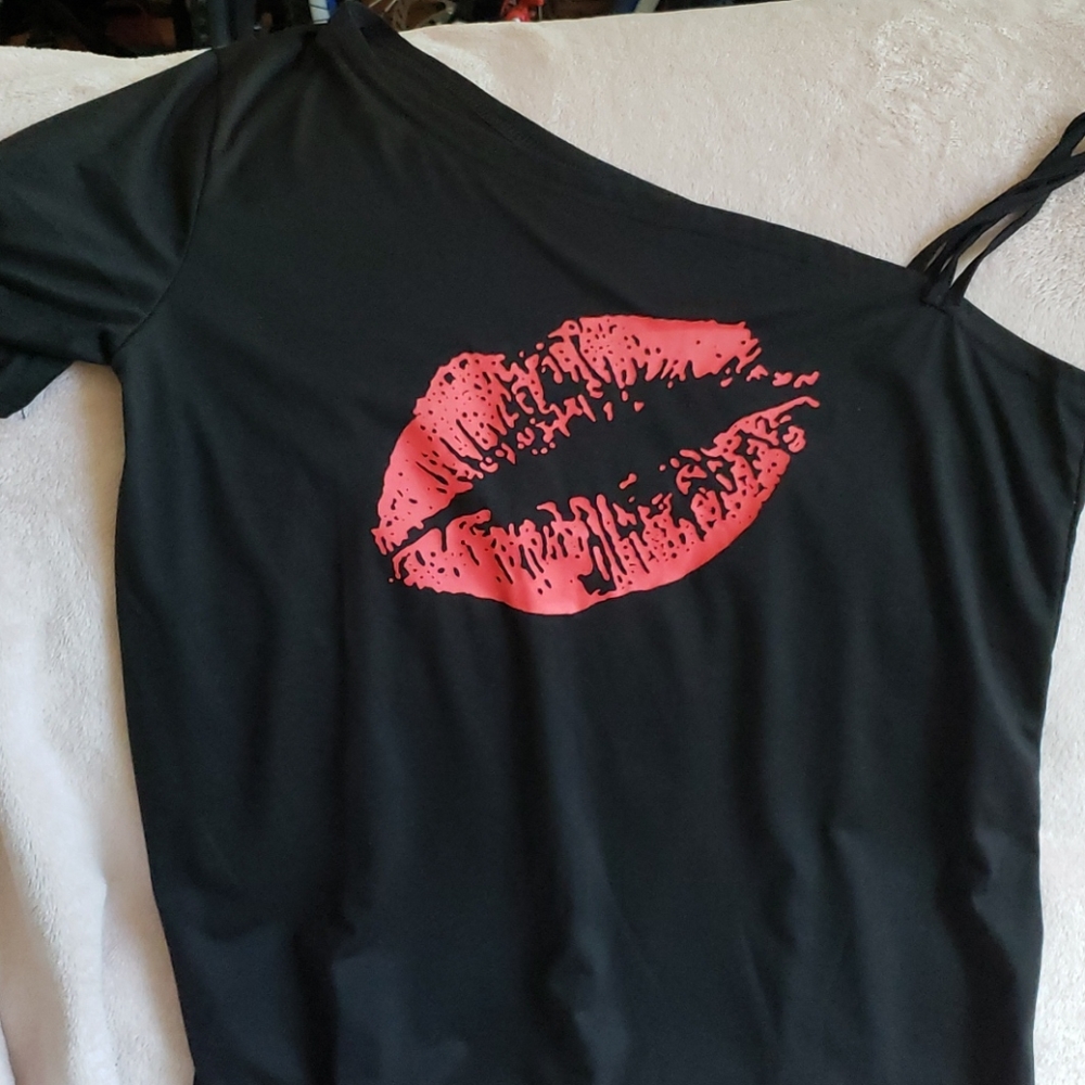 Lips off shoulder tee. New